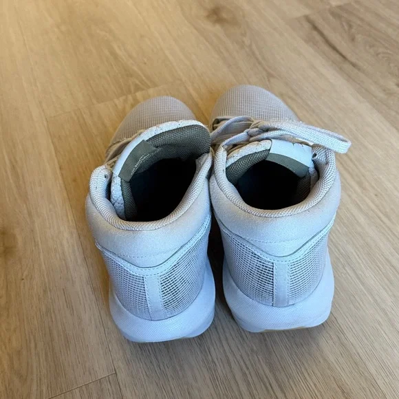 Nike Men’s Basketball Shoes in Light Gray - Picture 4 of 7